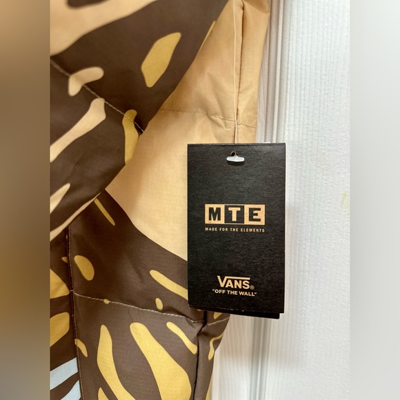 Vans Mountain jacket- this did not fit me when it arrived, still has tags - Picture 9 of 15